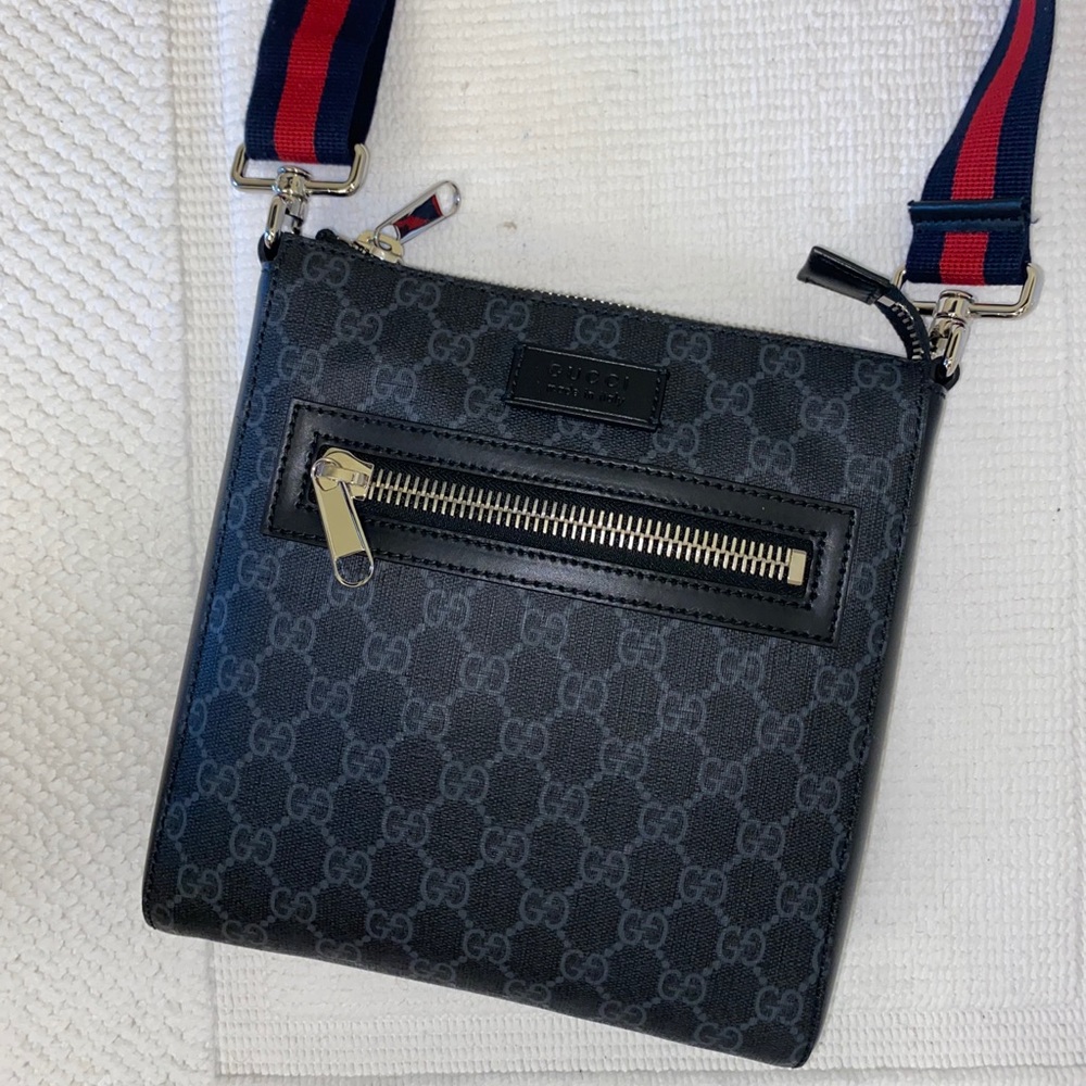 Gucci GG Supreme Small Messenger Bag